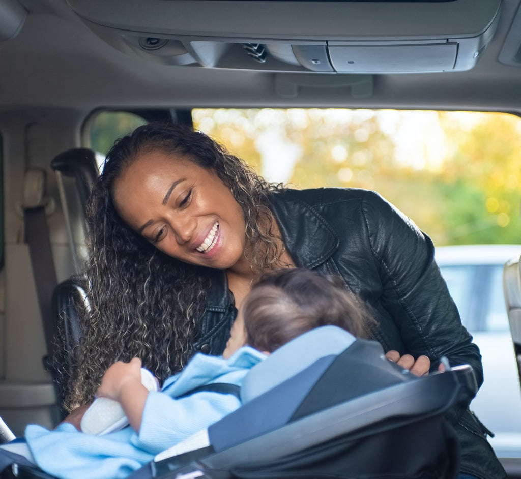 Astuce pour occuper bébé en voiture : l'arche de jeux